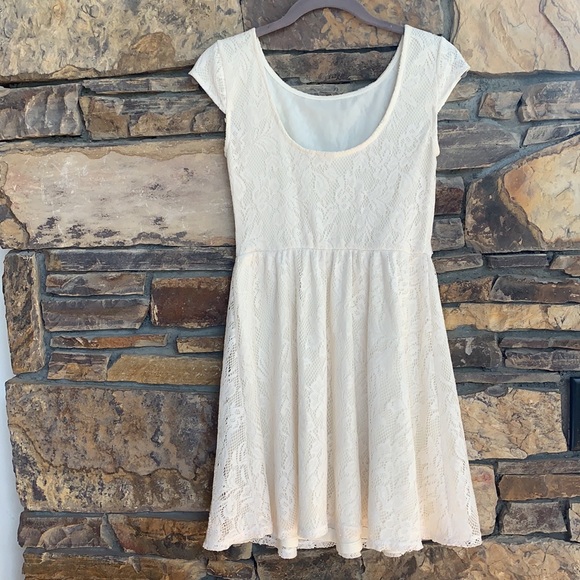 White lace short dress with cal sleeves. Size small. Mudd brand - Picture 3 of 4